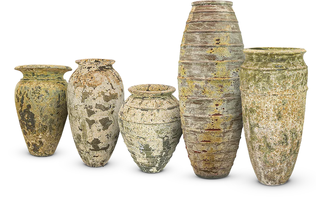 Cinco vasijas artesanales de la Signature Collection con diferentes formas, alturas y superficies minerales